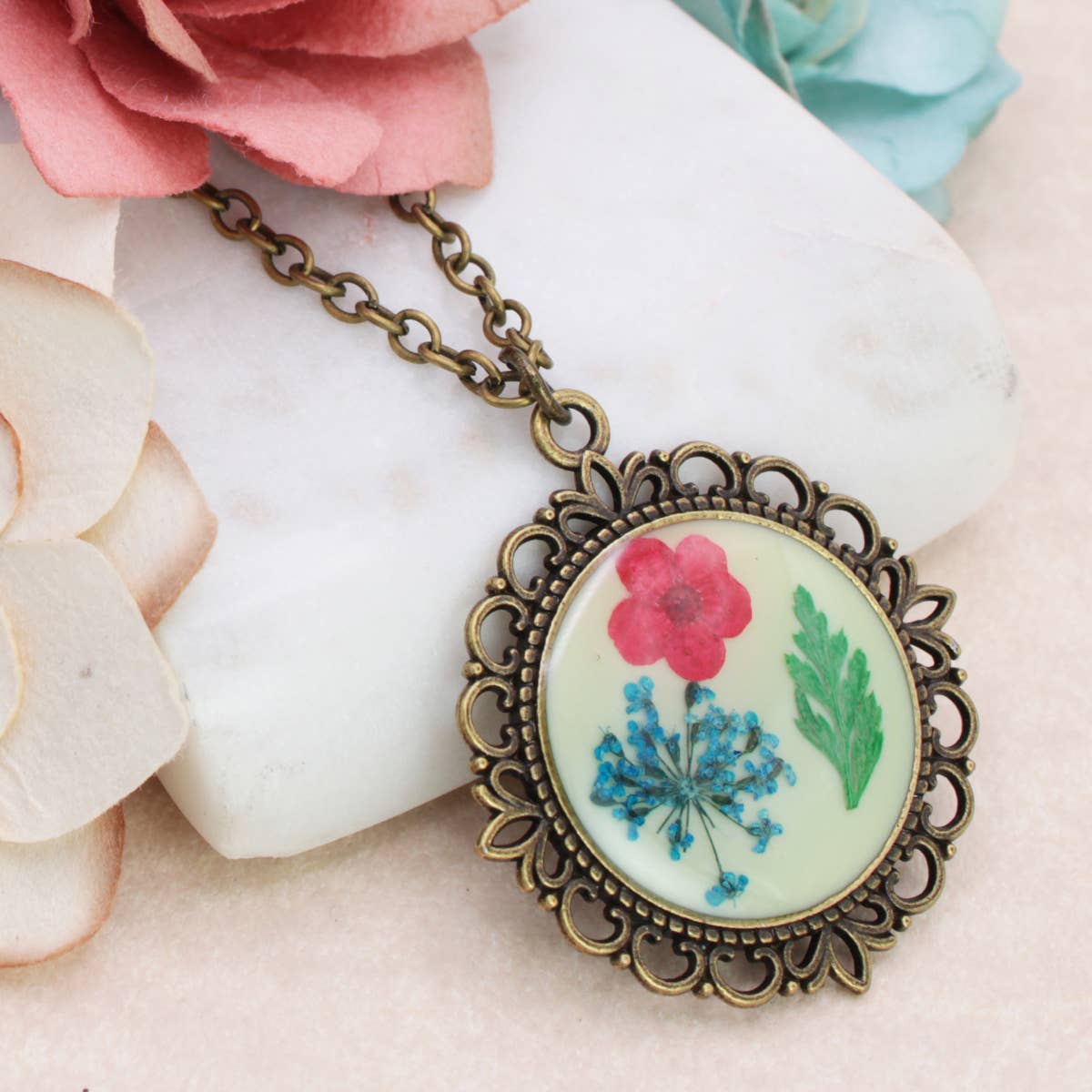 Retro Gold Dried Flower Cameo Necklace