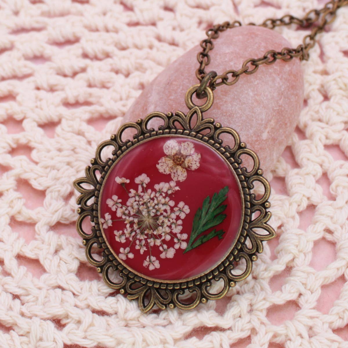 Retro Gold Dried Flower Cameo Necklace