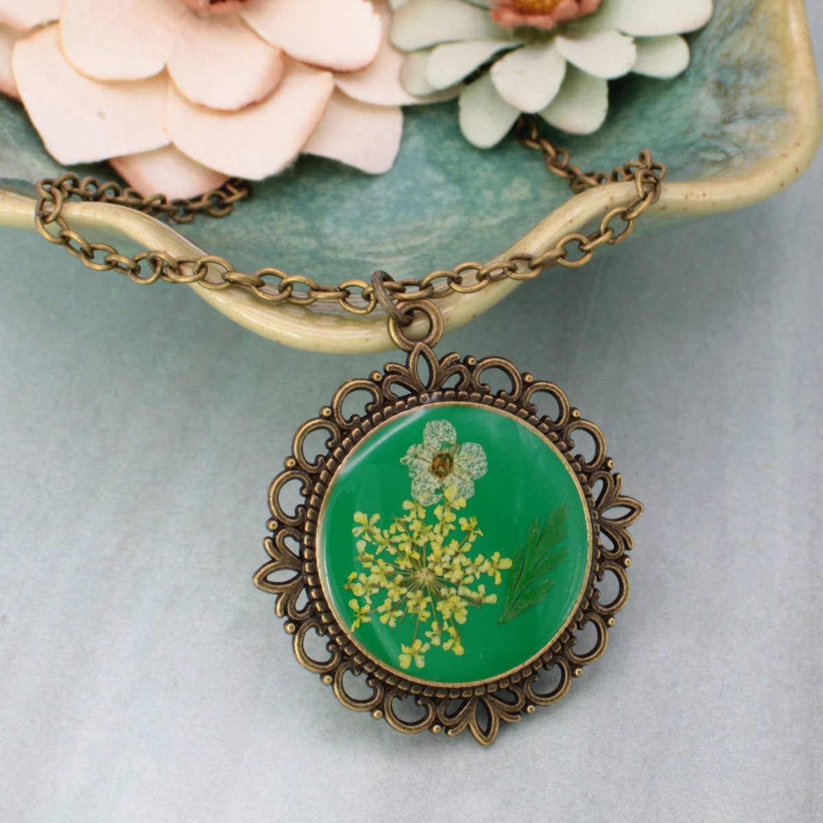 Retro Gold Dried Flower Cameo Necklace